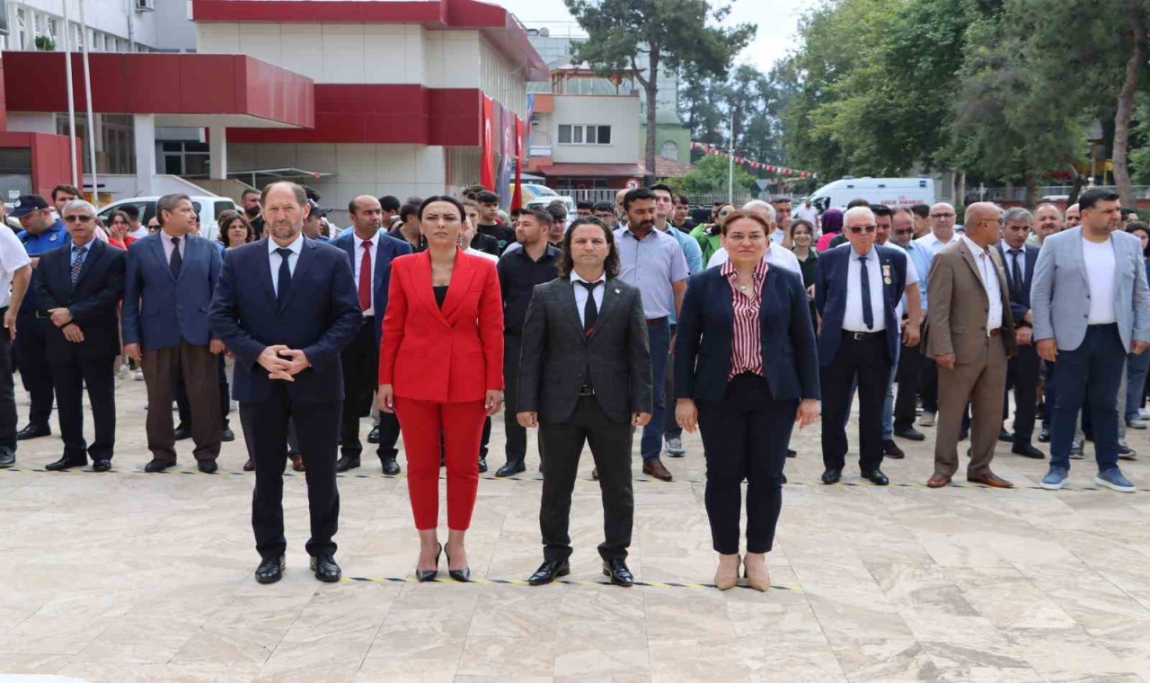 19 Mayıs kutlamaları çelenk sunumu ile başladı