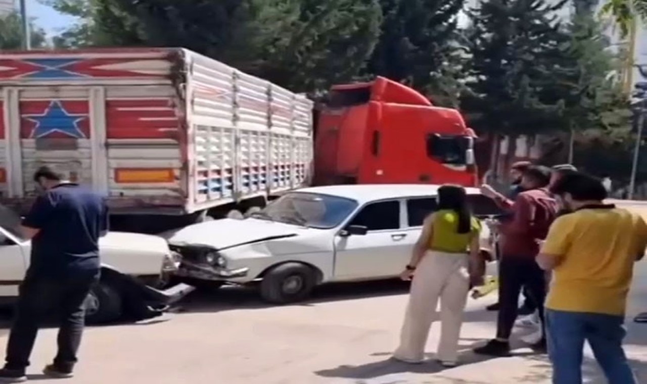 Freni tutmayan tır, çocuk parkı önündeki araçlara çarparak durabildi