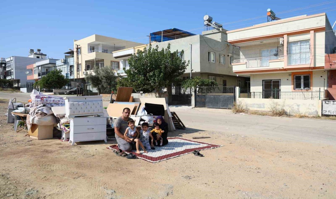 Önce kocası boşadı sonra ev sahibi sokağa attı, 2’si engelli 4 çocuğuyla perişan oldu