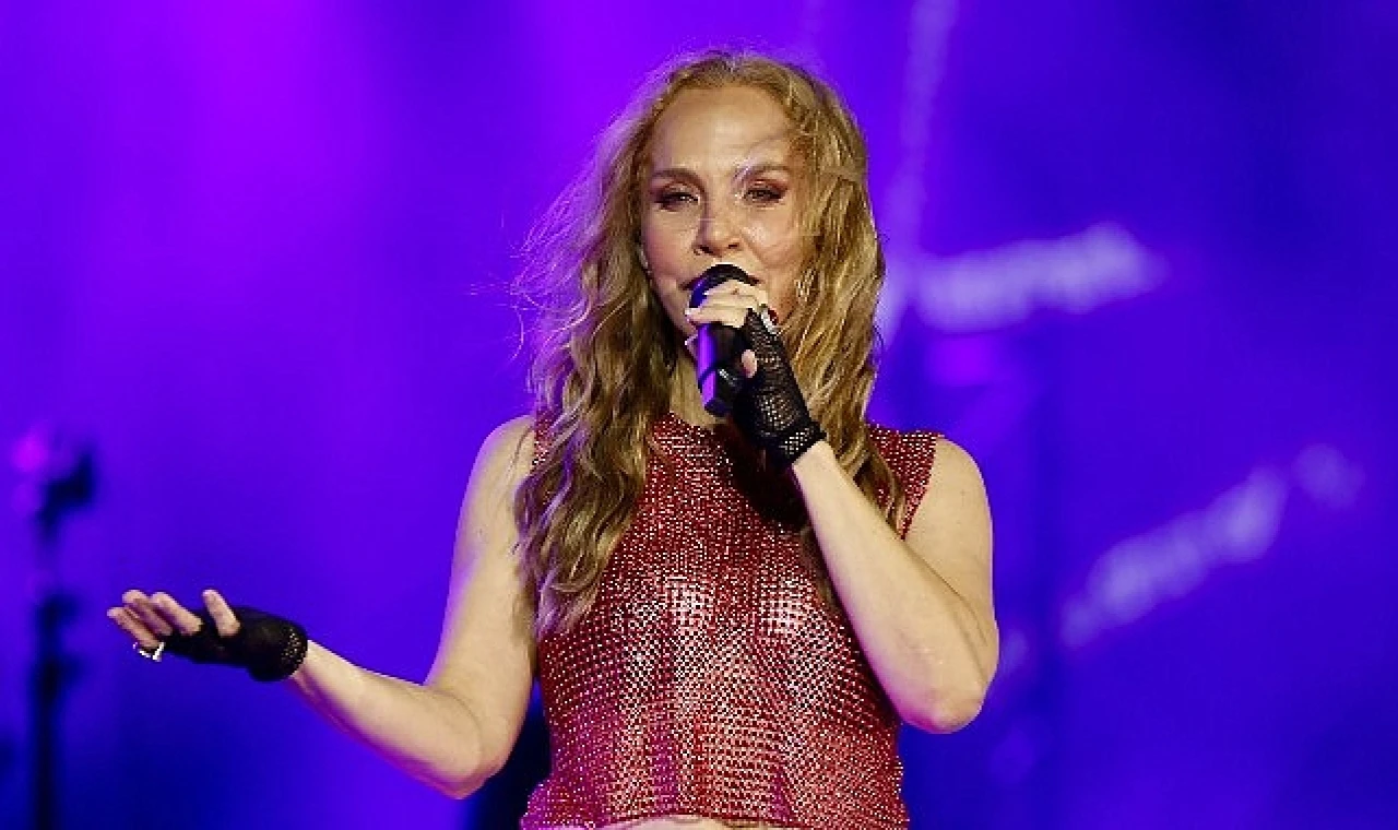 Sertab Erener İstanbul Festival'nde 'Sen İste’yi ilk kez seslendirdi