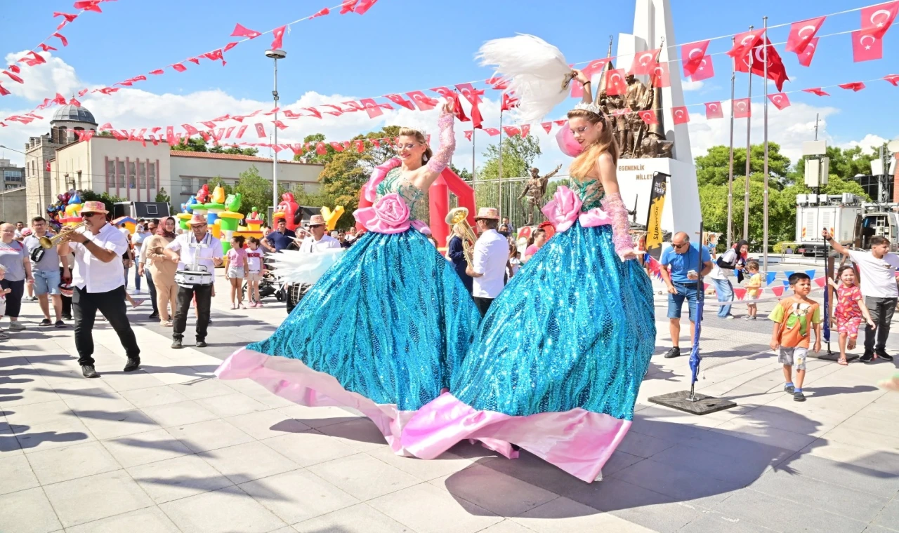 Manisa’da kurtuluş etkinlikleri çocukları sevindirdi