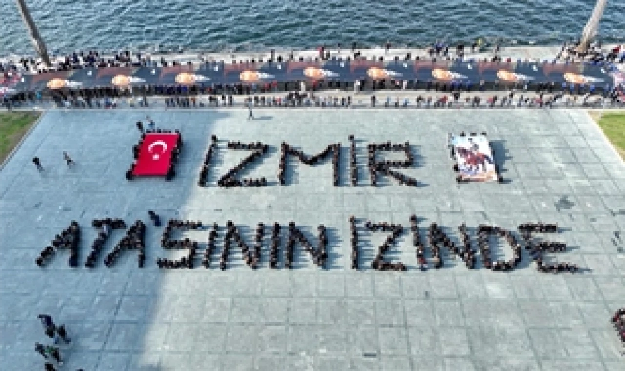 İzmir’de ’Ata’ya saygı yürüyüşü’ düzenlendi