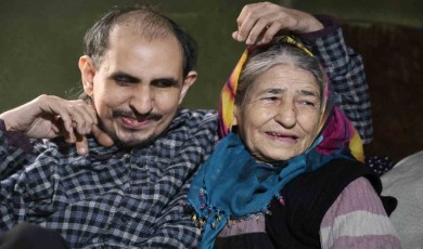 Hayatta kalan tek oğluna 40 yıldır bebek gibi bakıyor