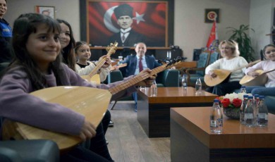 Adana Emniyet Müdürüne saz kursunu bitiren kızlardan mini konser